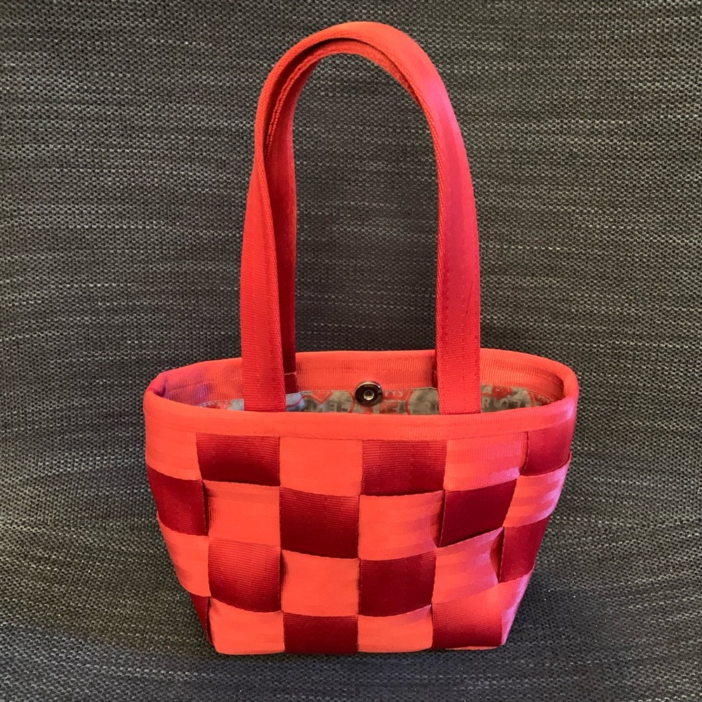 Red mini seatbelt bag - so cute!